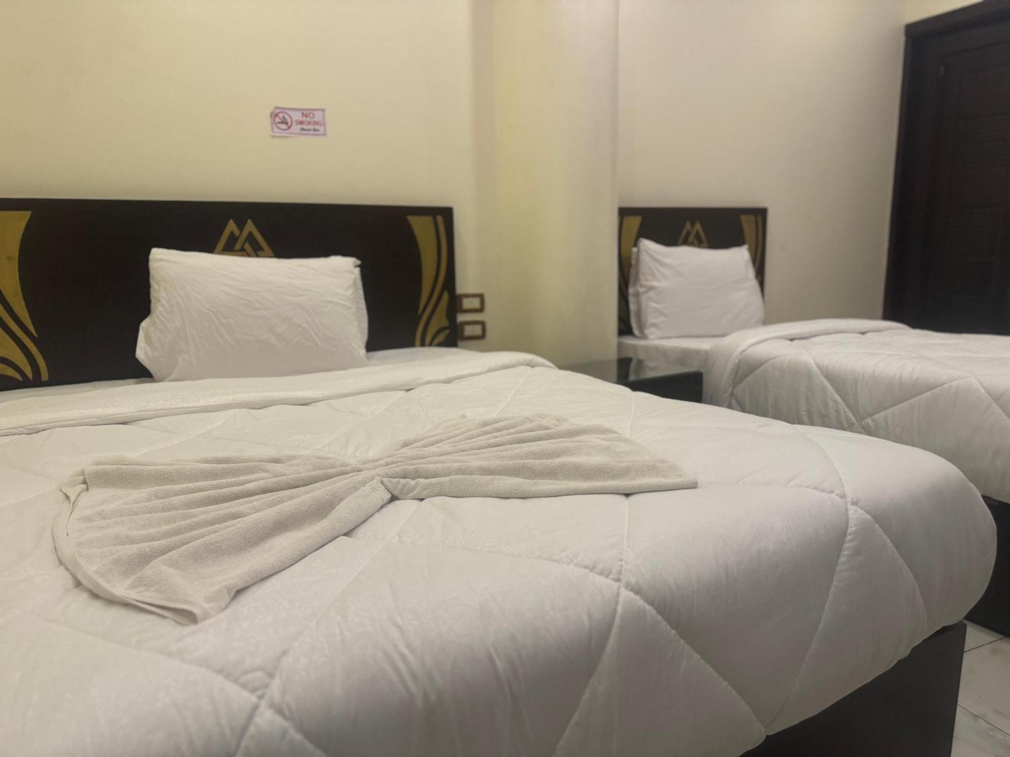 Pyramids And Sphinx Hotel Kafret el-Gabal Esterno foto